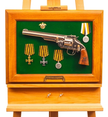 Коллаж с револьвером (муляж), наградами Российской империи, лентой «За верность традициям»